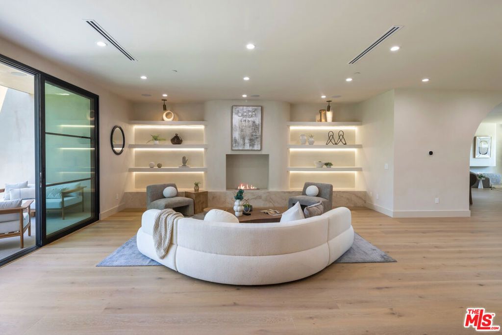 Photo of 16643 Addison Street, Encino, CA 91436 (MLS # 25615337)