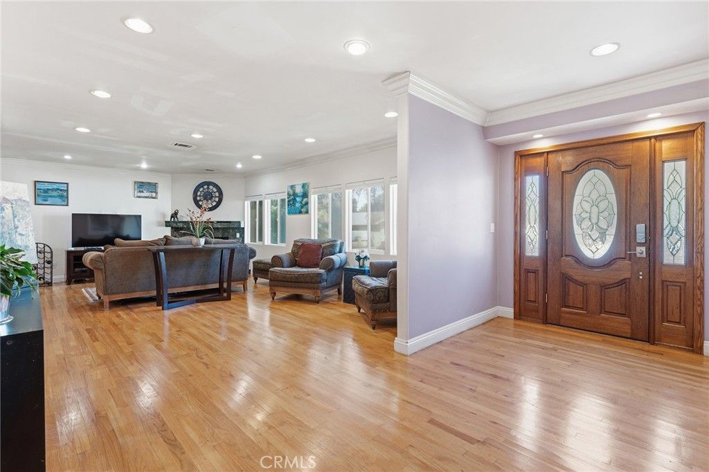 Photo of 21904 Galvez St, Woodland Hills, CA 91364 (MLS # SR26059912)