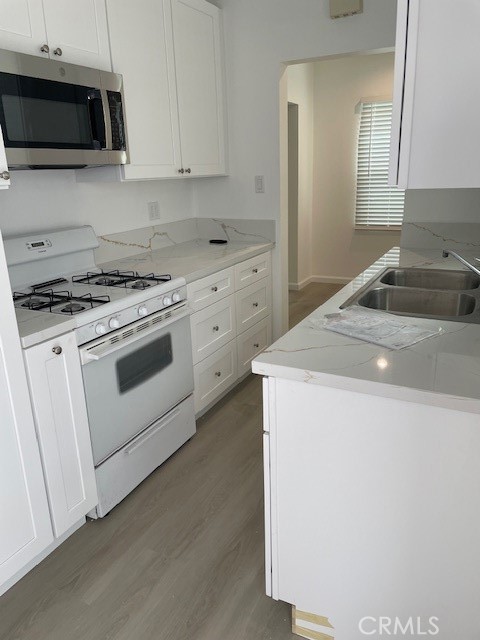 Front Unit of Triplex, with back yard patio, completely remodeled with new kitchen, washer dryer, central A/C, laminate, recess lighting, separate dining room, Very quiet, separate from other units.
upgraded electrical wiring.
Close to shopping and restaurants and public transportation.