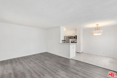 Photo of 739 N Croft Avenue #203, Los Angeles, CA 90069 (MLS # 25595287) Photo of 739 N Croft Avenue #203, Los Angeles, CA 90069 (MLS # 25595287)