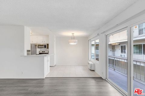 Photo of 739 N Croft Avenue #203, Los Angeles, CA 90069 (MLS # 25595287)