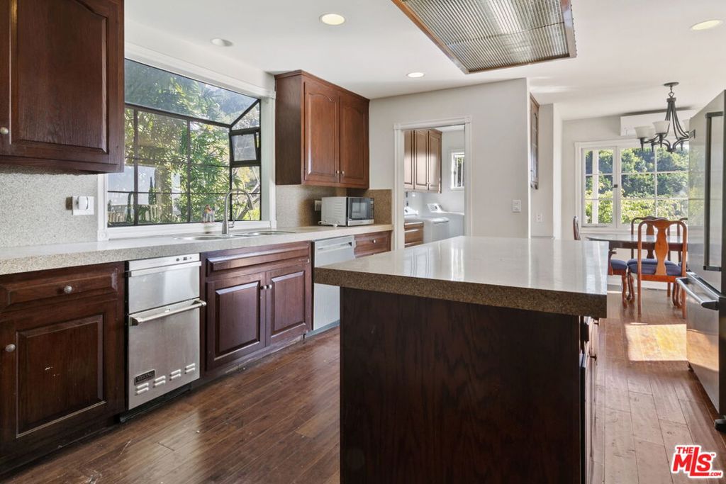 1478 Sunset Plaza Drive