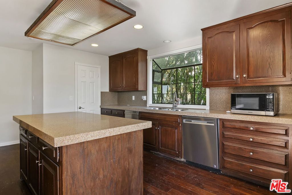 1478 Sunset Plaza Drive