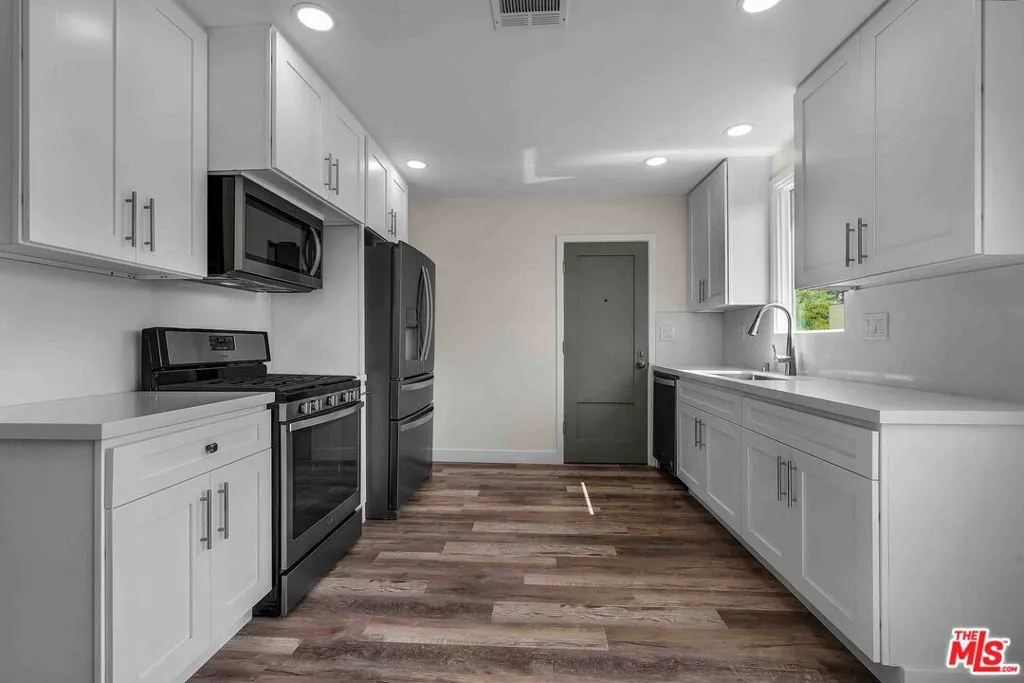 Valley Village, California 91602, United States, 2 Bedrooms Bedrooms, ,1 BathroomBathrooms,Residential,Active,256554