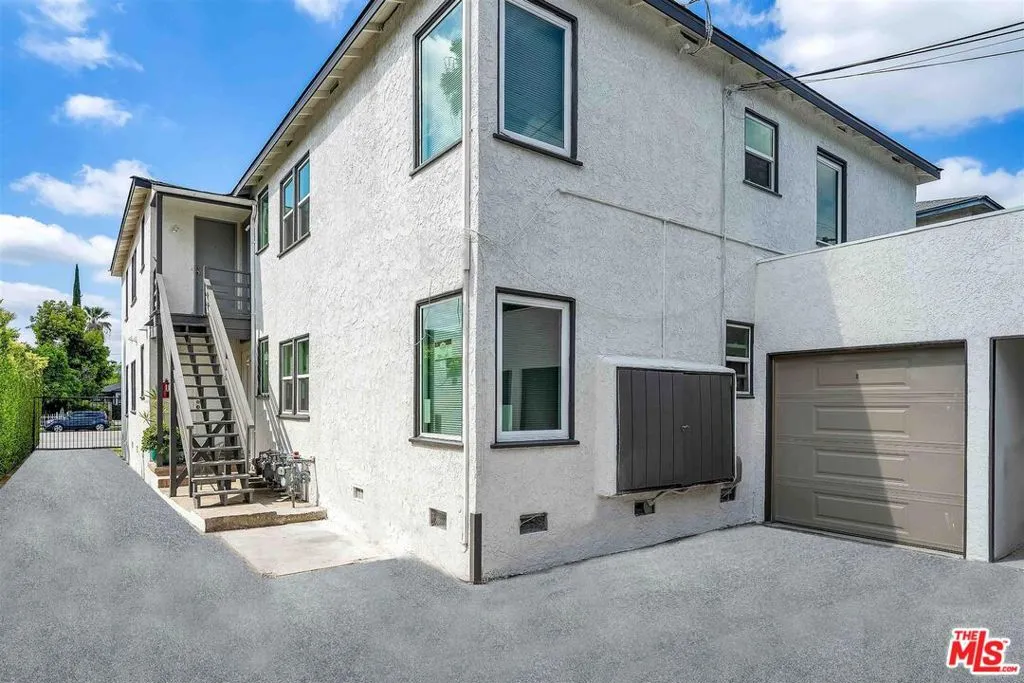 Valley Village, California 91602, United States, 2 Bedrooms Bedrooms, ,1 BathroomBathrooms,Residential,Active,256554