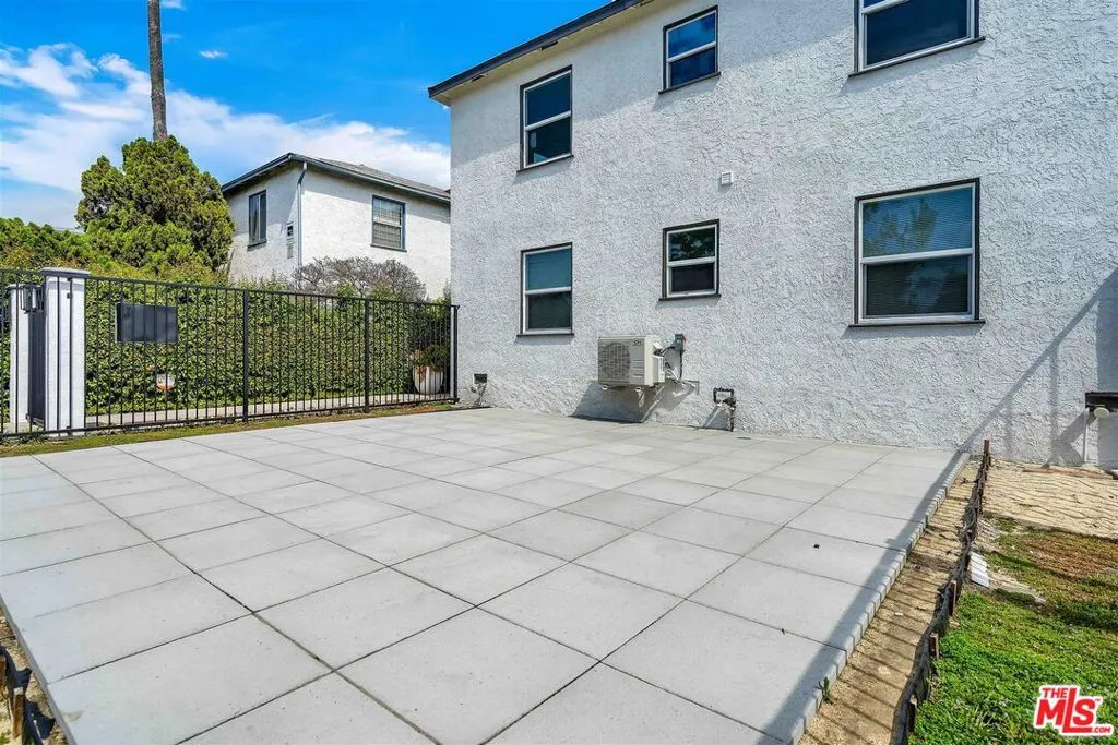 Valley Village, California 91602, United States, 2 Bedrooms Bedrooms, ,1 BathroomBathrooms,Residential,Active,256554