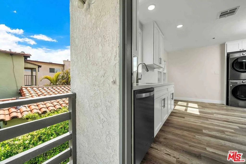 Valley Village, California 91602, United States, 2 Bedrooms Bedrooms, ,1 BathroomBathrooms,Residential,Active,256554