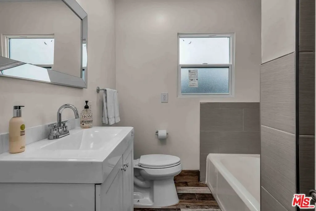 Valley Village, California 91602, United States, 2 Bedrooms Bedrooms, ,1 BathroomBathrooms,Residential,Active,256554