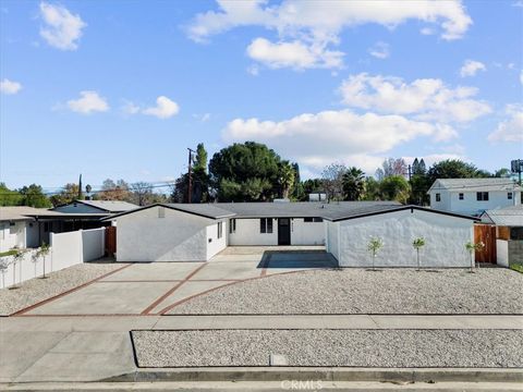 8008 Aura Reseda CA 91335