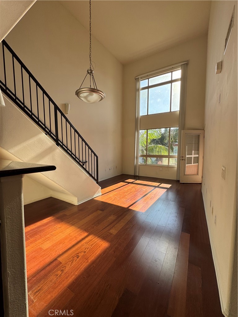 Bright and quiet Savoy loft unit condo for lease, located on top floor with high ceilings, balcony facing swimming pool and courtyard, 1 bedroom + loft (can be used as office or guest room or 2nd bedroom) , 1 large bathroom with private laundry on site, many amenities including 24hour guards , underground parking, community pool and jacuzzi spa, fitness gym and yoga room, club house and BBQ area, movie screening room, business conference room, and many more. Conveniently walking distance to Little Tokyo village and Metrolink across the street, minutes away from USC campuses and hospital, financial district, art district, toy district, jewelry district, and more. One parking space included.