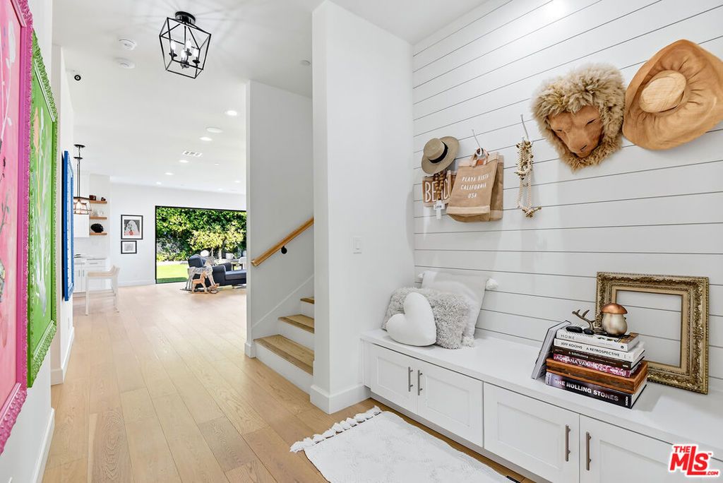 Photo of 8308 Mcconnell Avenue, Los Angeles, CA 90045 (MLS # 26655587)