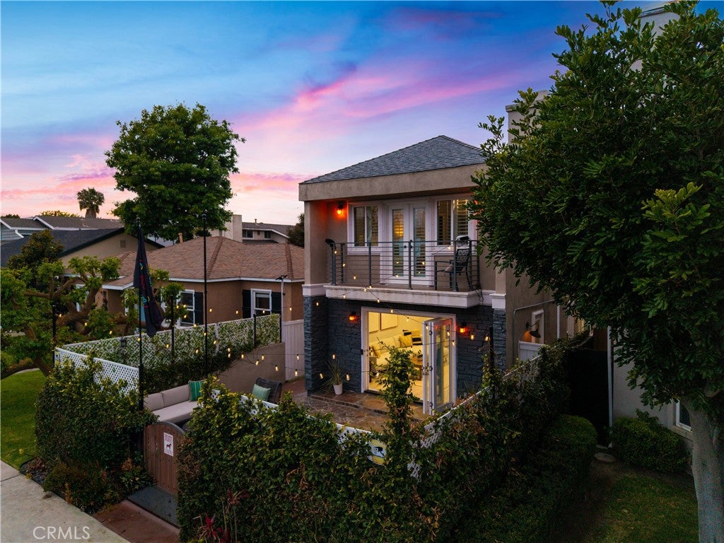 215 Knoxville Avenue, Huntington Beach CA 92648