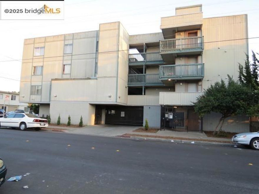 Nice and clean move-in ready condo, 2 blocks from Richmond BART station. 5 minutes from Richmond Ferry. Conveniently located in City Center and near park.