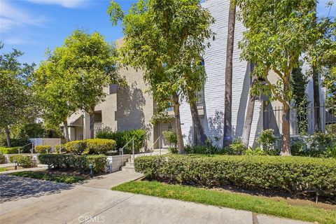 Photo of 5305 White Oak Avenue, Encino, CA 91316 (MLS # GD26102722)