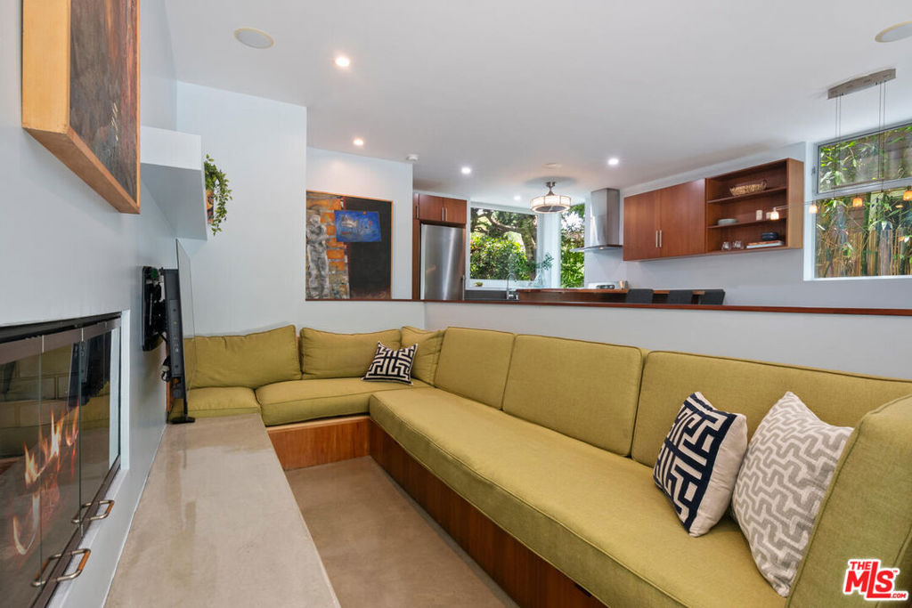 725 Superba Avenue