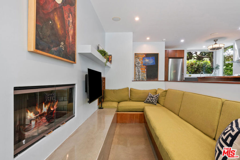725 Superba Avenue