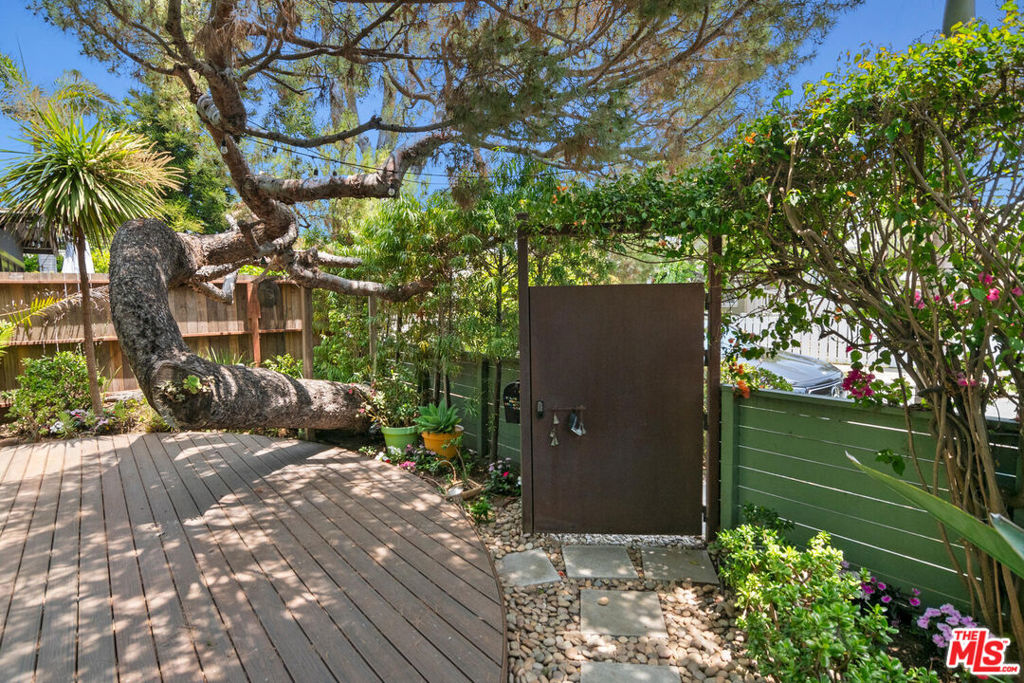 725 Superba Avenue