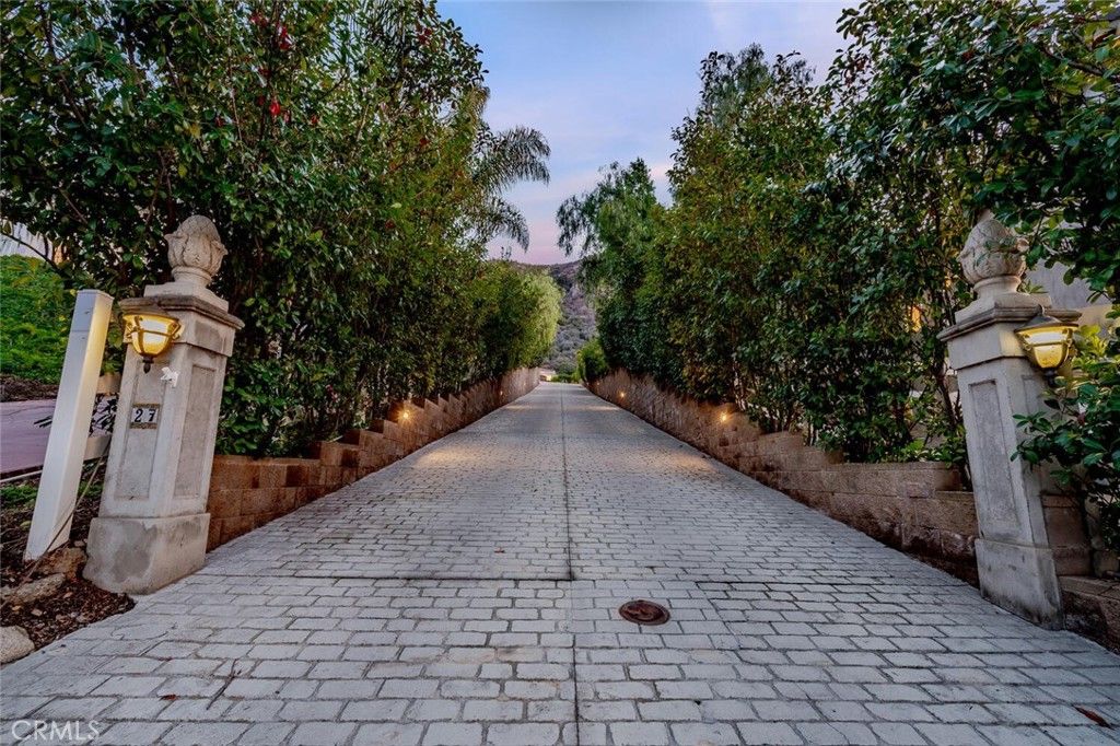 Photo of 27 Round Up Road, Bell Canyon, CA 91307 (MLS # SR26002909)