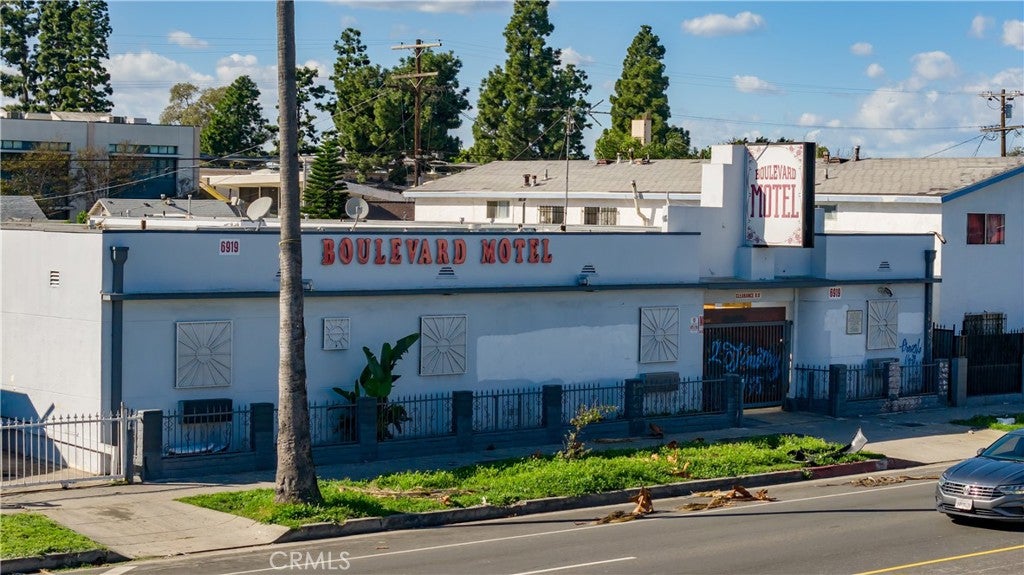 6919 S Figueroa