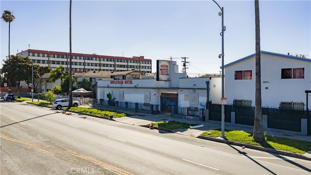 6919 S Figueroa