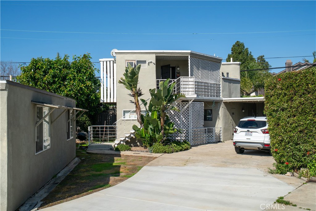 1124 Victoria