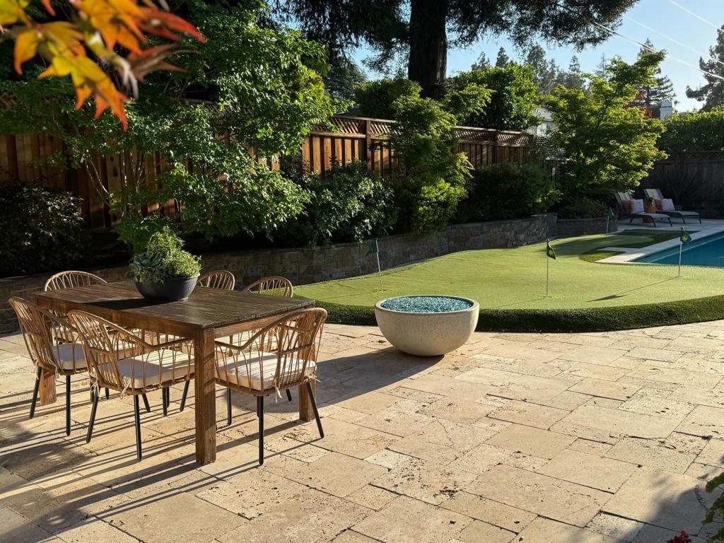 928 Altos Oaks Drive