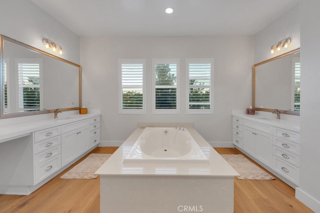 listing image 130722646335395142307