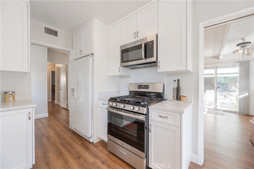 Photo of 15815 Bassett Street, Lake Balboa, CA 91406 (MLS # GD25235337)