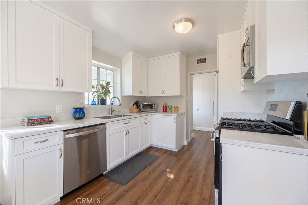 Photo of 15815 Bassett Street, Lake Balboa, CA 91406 (MLS # GD25235337)