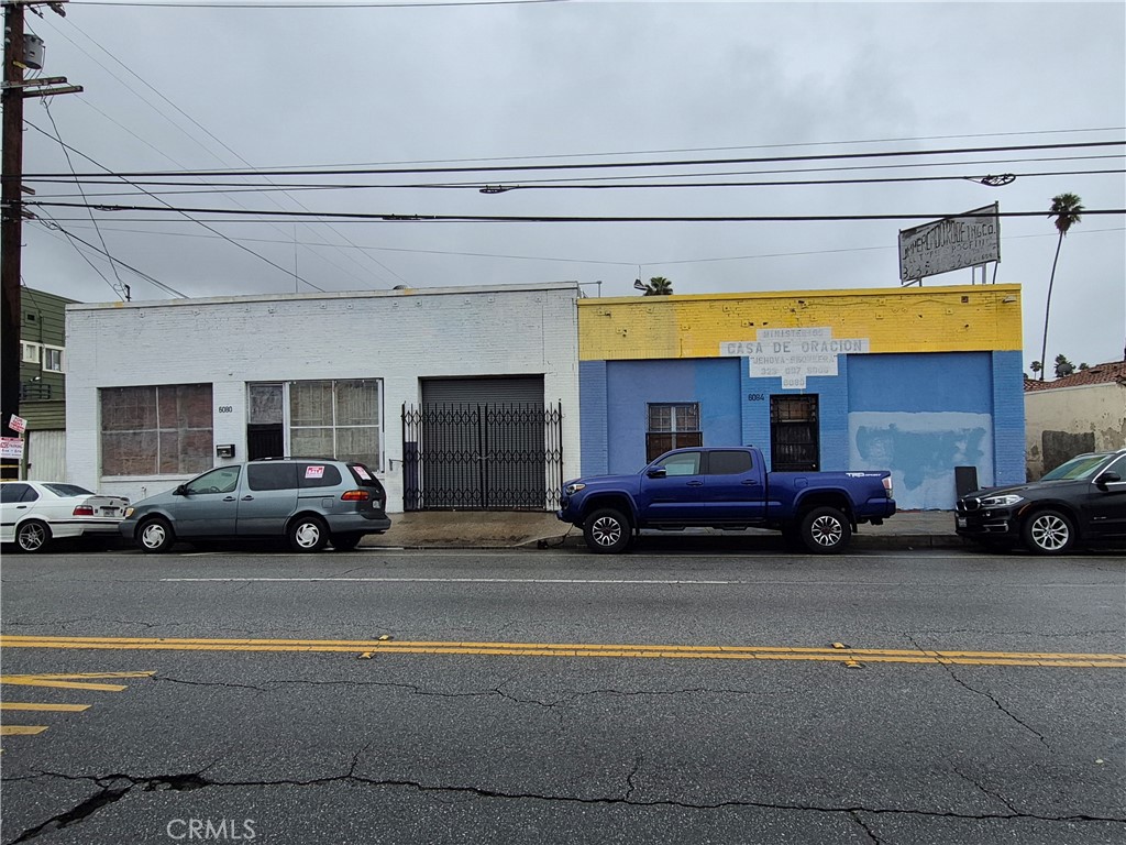 Located at 6080 South Hoover Street, this property offers 5,400 SF of prime retail space with the option to expand up to 7,800 SF by combining it with the adjacent 2,400 SF unit at 6084 South Hoover Street. The space includes a mezzanine area suitable for storage. Both spaces share a rear parking lot, ensuring convenient access for customers and employees. Set on two combined lots totaling 10,800 SF, the property is zoned LC-C3 (Los Angeles County Commercial General), suitable for a wide range of retail and commercial uses. Surrounded by national brands like Jack in the Box, Taco Bell, McDonald’s, and Wingstop, as well as popular Central LA eateries, the site benefits from strong foot and vehicle traffic. Its close proximity to the 10 and 110 freeways and Downtown LA provides outstanding connectivity and visibility.