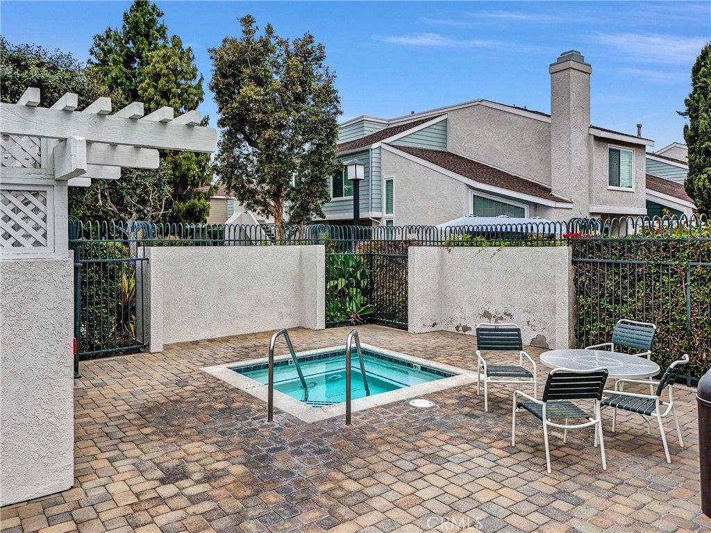 listing image 130724692530225641130
