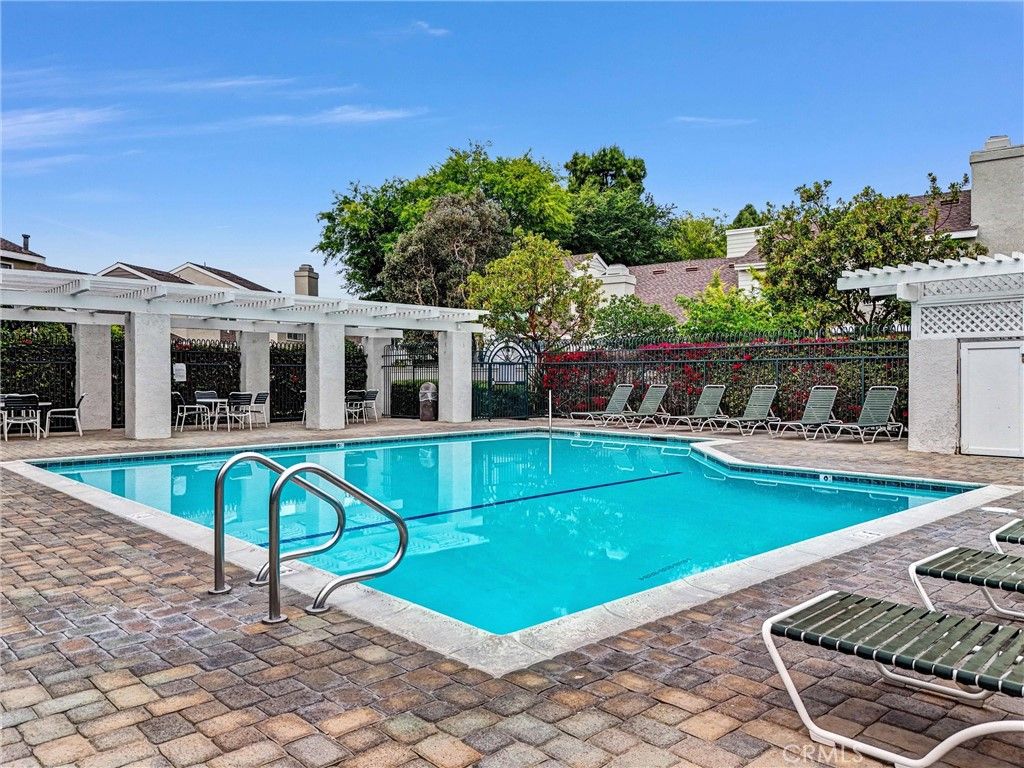 listing image 130723487255143034527