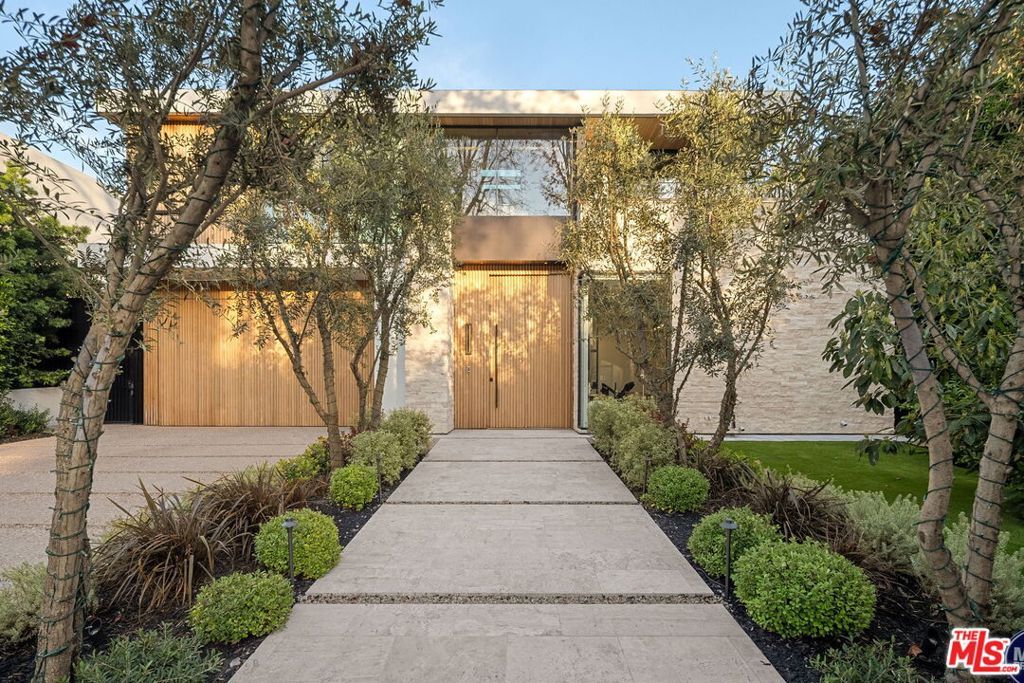 Photo of 740 Warner Avenue, Los Angeles, CA 90024 (MLS # 25608503)