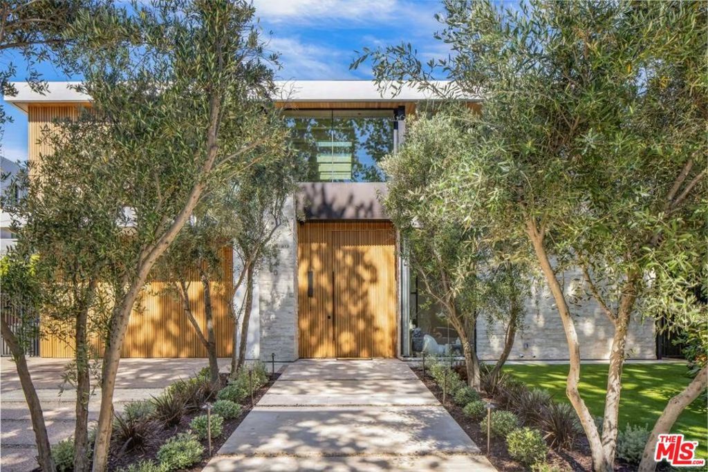 Photo of 740 Warner Avenue, Los Angeles, CA 90024 (MLS # 25608503)