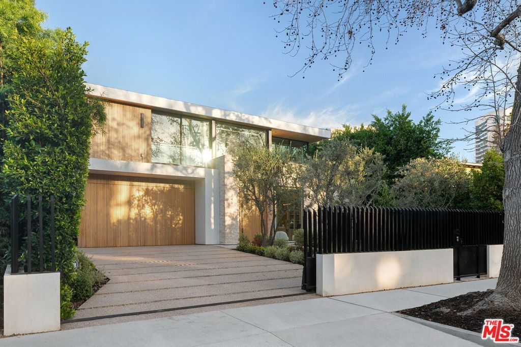 Photo of 740 Warner Avenue, Los Angeles, CA 90024 (MLS # 25608503)