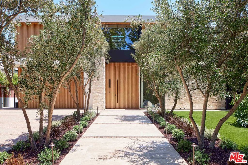 Photo of 740 Warner Avenue, Los Angeles, CA 90024 (MLS # 25608503)