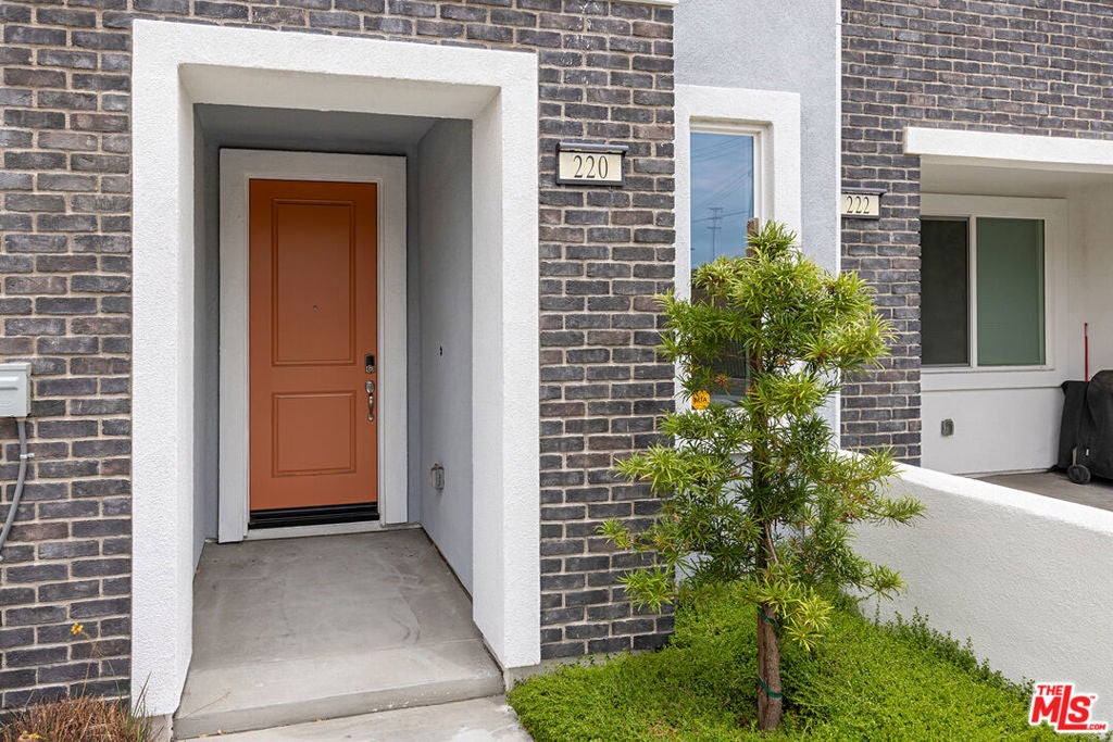 220 Lockhart Way
