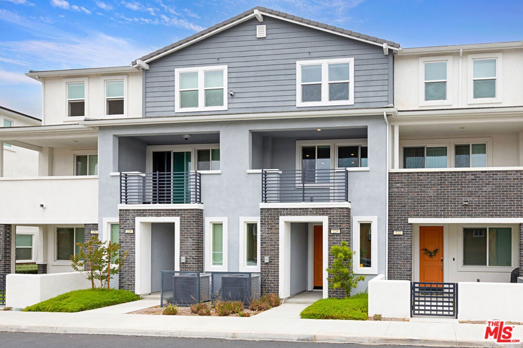 220 Lockhart Way