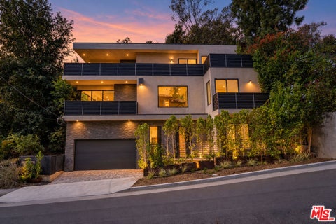Photo of 8029 Willow Glen Road, Los Angeles, CA 90046 (MLS # 26101620)