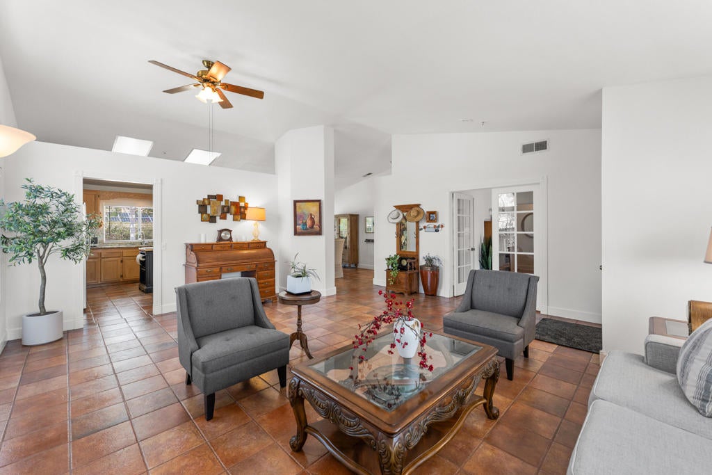 65920 Avenida Cadena