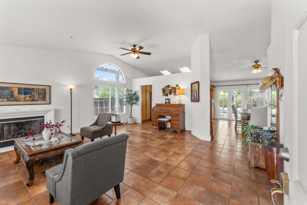 65920 Avenida Cadena