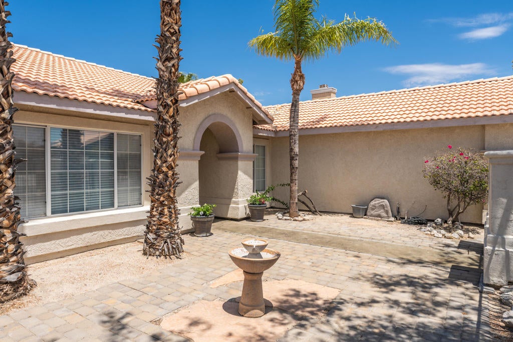 65920 Avenida Cadena
