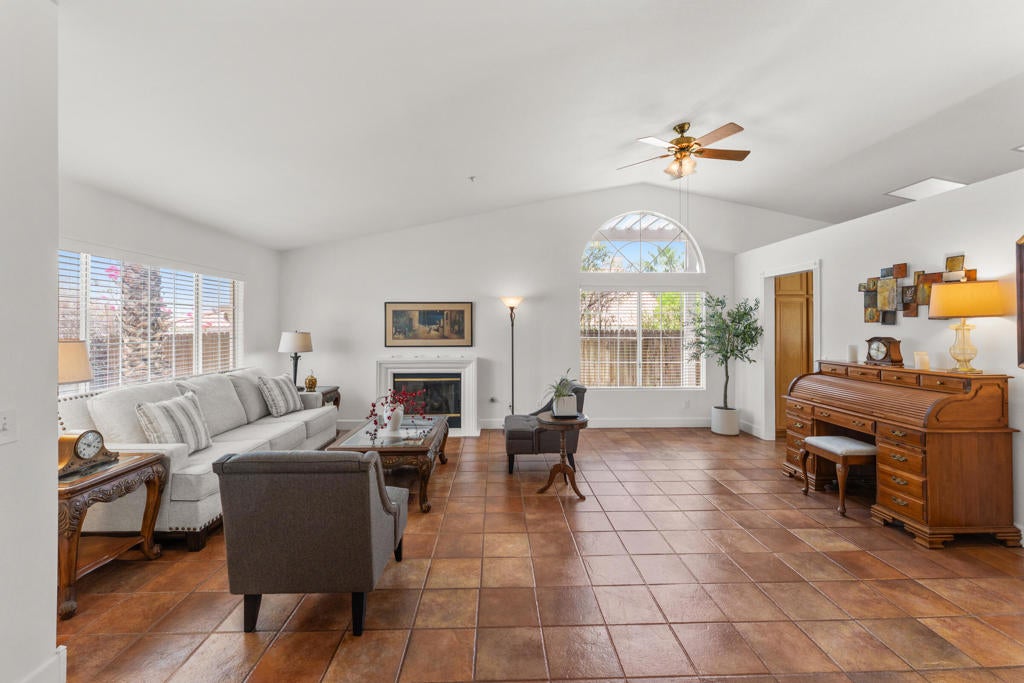 65920 Avenida Cadena