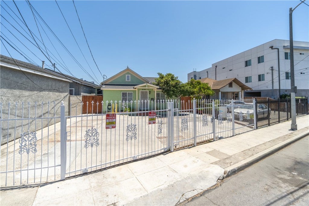 1640 Arapahoe Street, Los Angeles CA 90006