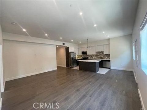 6445 Woodley Avenue 101 Lake Balboa CA 91406