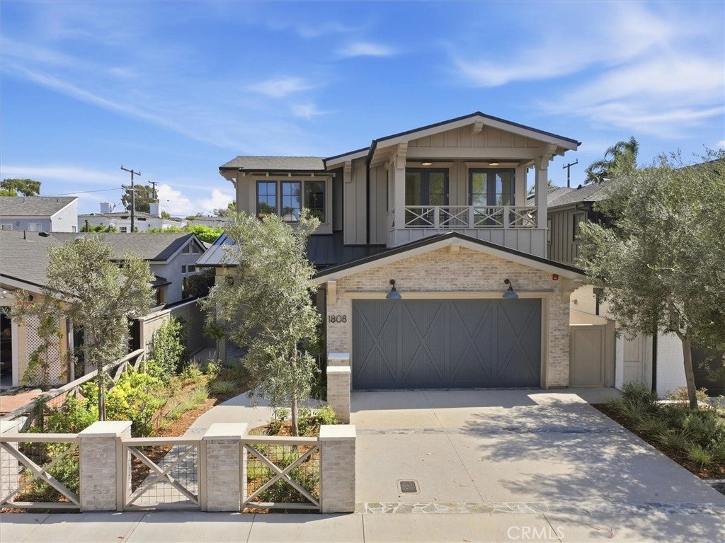 Photo of 1808 Laurel Ave AVE, Manhattan Beach, CA 90266 (MLS # SB26182622)