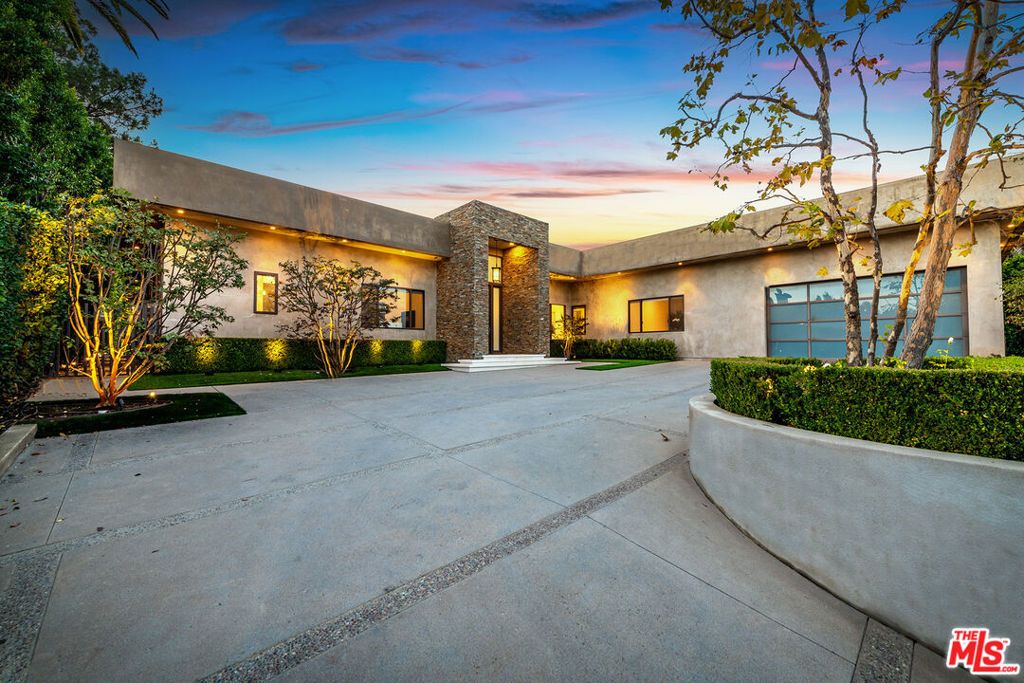 Photo of 16167 Royal Oak Road, Encino, CA 91436 (MLS # 26633921)