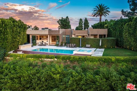 Photo of 16167 Royal Oak Road, Encino, CA 91436 (MLS # 26633921)