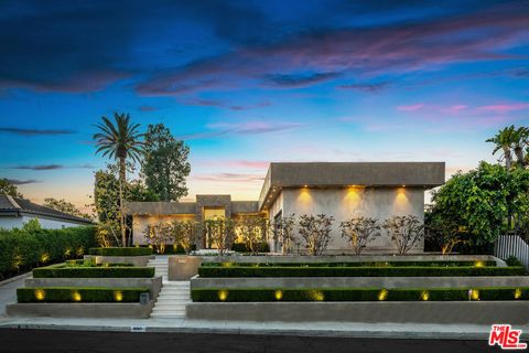 Photo of 16167 Royal Oak Road, Encino, CA 91436 (MLS # 26633921)