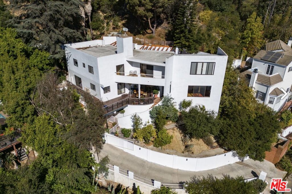 2437 N Edgemont Street